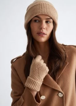 Strickmütze Und -handschuhe