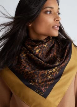 Nachhaltiges Tuch Im Animal-Print