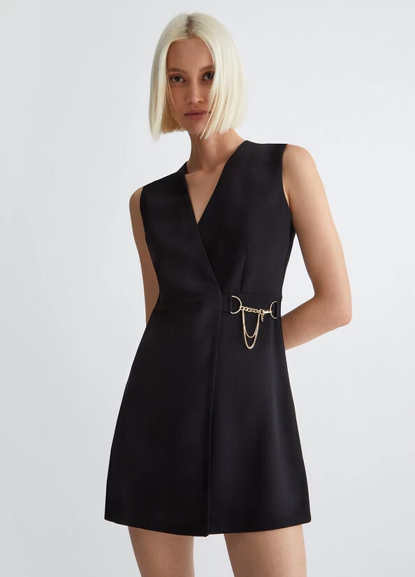 Kurzes Kleid Mit Schmuckdetail 3 Kurzes Kleid Mit Schmuckdetail