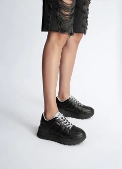 Schwarzer Plateau-Sneaker